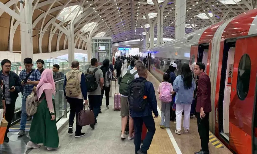 <p>KCIC: 100 Ribu Tiket Whoosh Terjual Selama Libur Panjang Waisak</p>