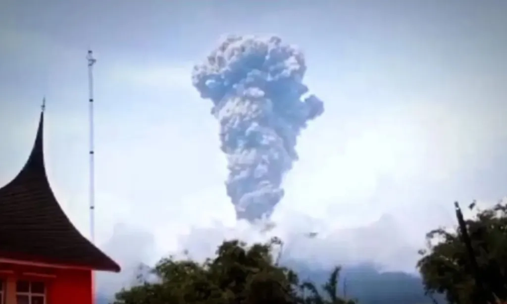 <p>Gunung Marapi Kini Berstatus Siaga</p>