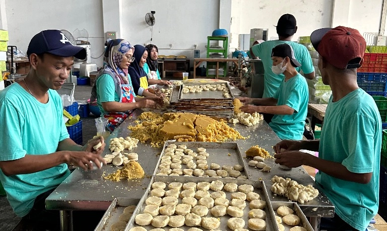 <p id="isPasted">KUR Jadi Andalan Bakpia Kurnia Sari Kembangkan Usaha</p>