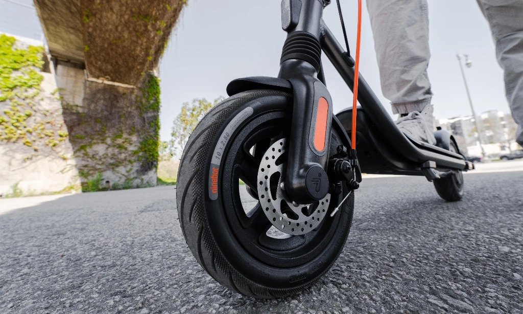 <p>KickScooter F2, Skuter Elektrik Baru Dari Segway-Ninebot</p>