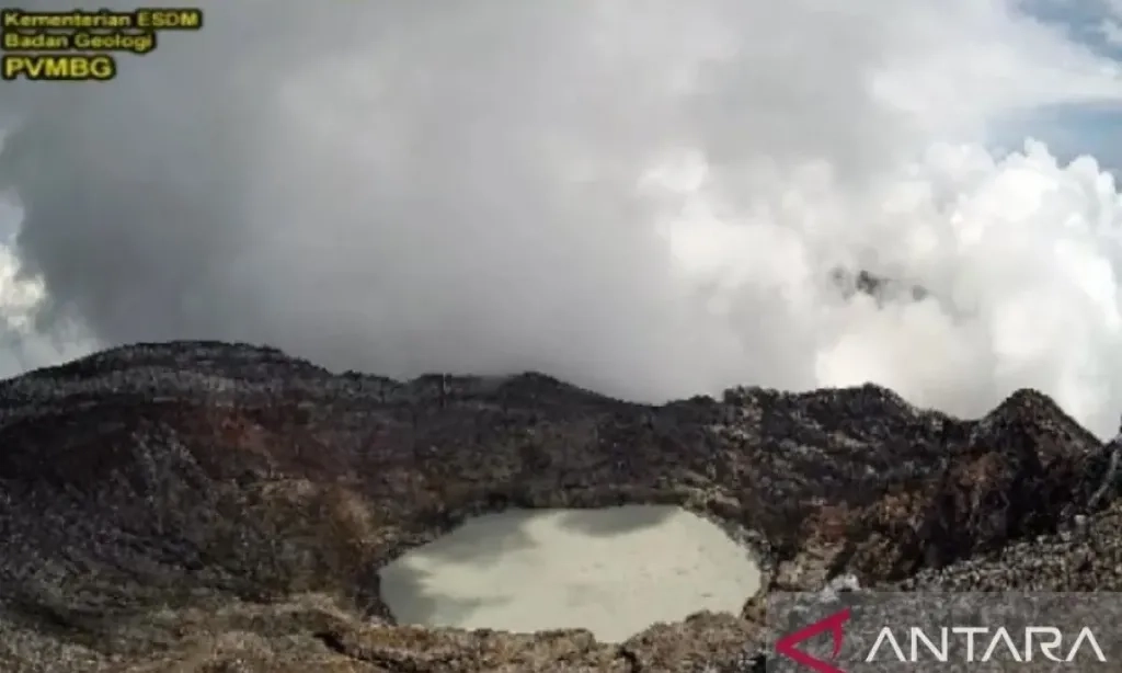 <p>Gunung Dempo Berstatus Waspada Usai Erupsi</p>