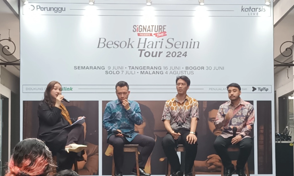 <p>Perunggu, Orang-Orang Kantor Yang Serius <em>Ngeband</em></p>