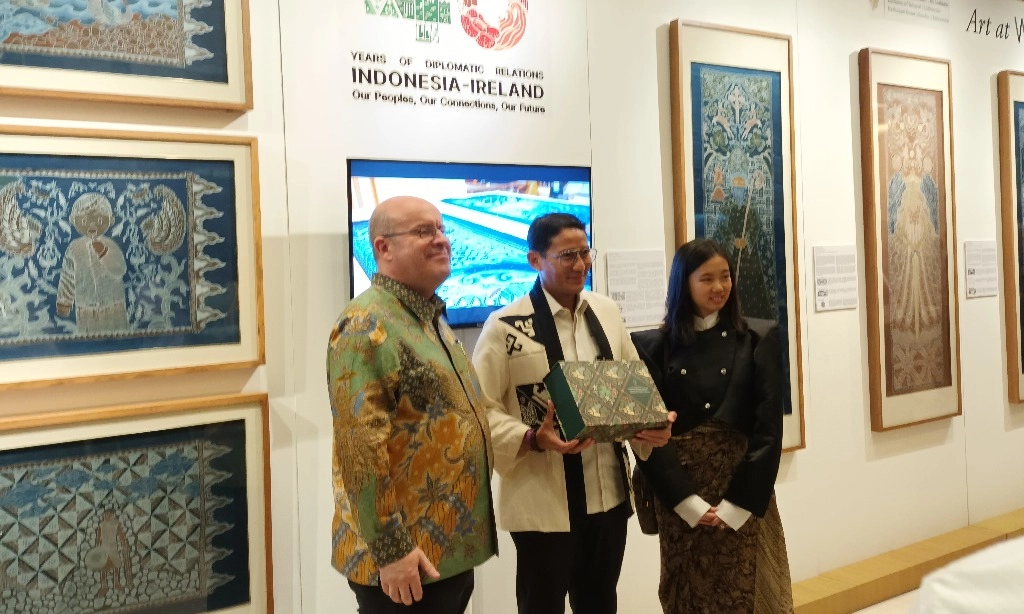 <p>Dialog Budaya Irandia-Indonesia, Rupa-rupa Batik Karya Vania Gracia</p>