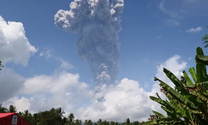 <p>Gunung Ibu Meletus, Awan Abu Membumbung Empat Kilometer</p>