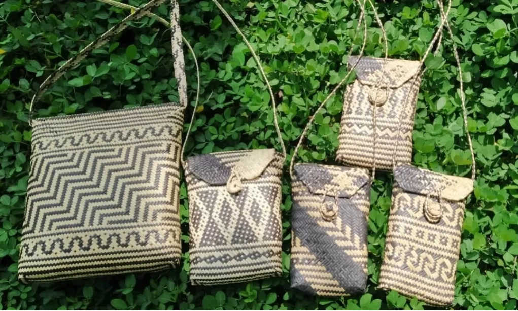 <p id="isPasted">Clarion Etnika, Bangga Menjaja Karya Seni Tanah Borneo</p>