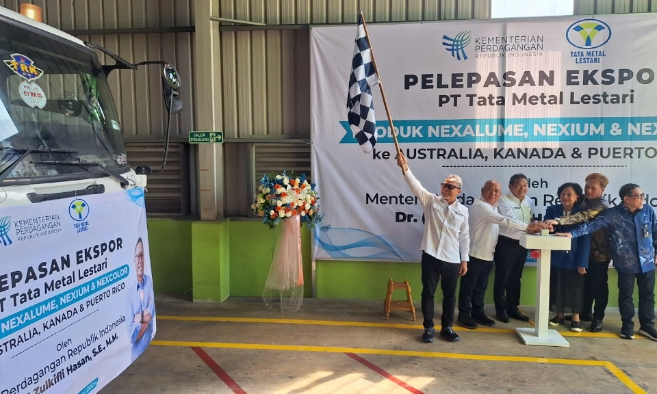 <p id="isPasted">Zulhas Lepas Ekspor Baja Ke Tiga Negara Senilai Rp25,6 Miliar</p>