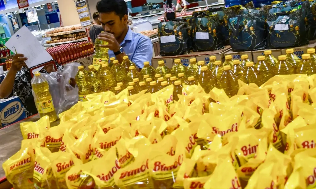 <p id="isPasted">Ritel Lebih Teriak Daripada Produsen Soal Utang Rafaksi Migor, Kenapa?</p>