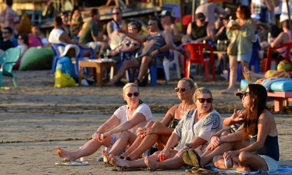 <p id="isPasted">Suhu Panas Landa Pusat-pusat Pariwisata Bali</p>