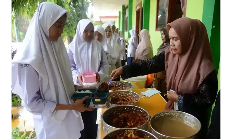 <p>FITRA: Program Makan Bergizi Pangkas Anggaran Kementerian 10-20%</p>
