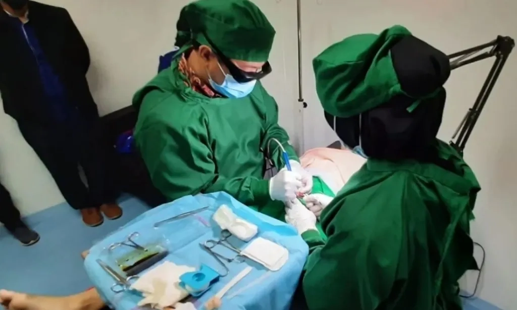 <p>Kapan Usia Terbaik Sunat Anak?</p>