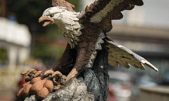 <p>Mengenal Maskot Kota Jakarta, Elang Bondol Dan Salak Condet</p>