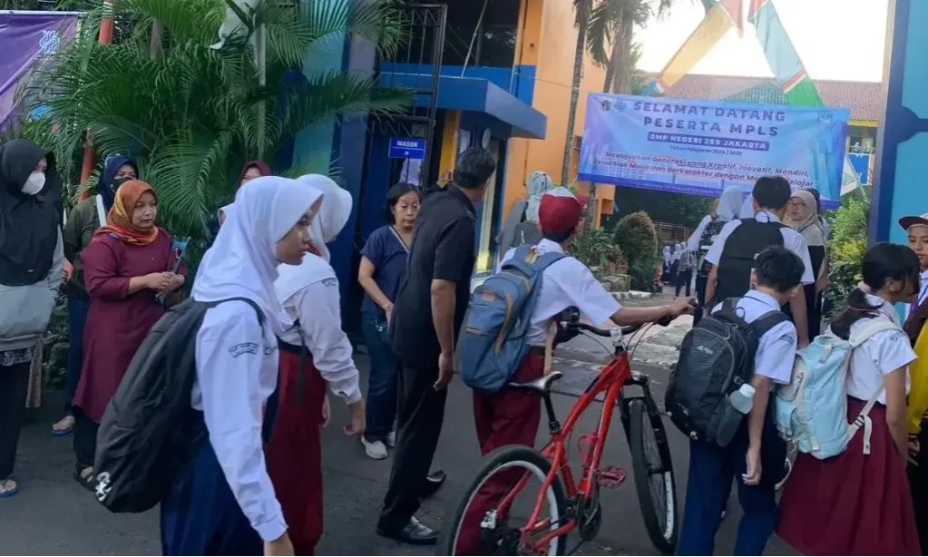 <p><b id="isPasted">Panduan MPLS Terbaru Ajak Sekolah Ciptakan Lingkungan Belajar Aman</b></p>