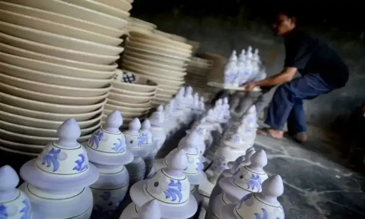 <p>Ekonom Sebut Antidumping Keramik Porselen Belum Mendesak Diterapkan</p>