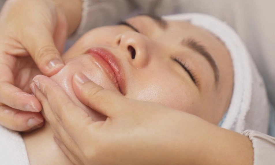 <p>Kerap Dianggap Sepele, Ini Pentingnya Lakukan <em>Facial</em> Di Klinik Kecantikan </p>