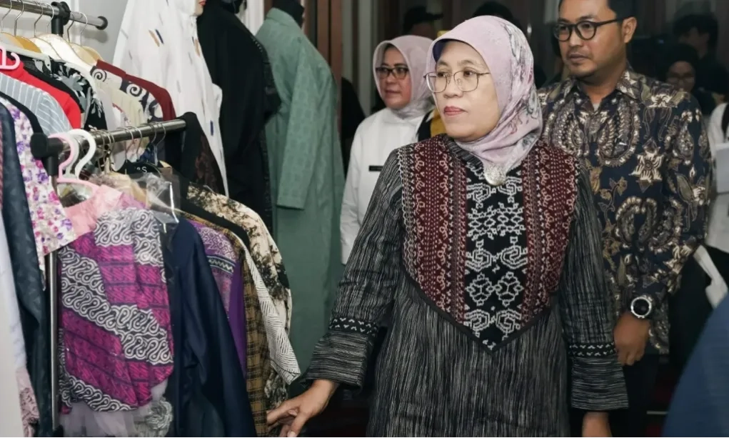 <p>IKM Batik Harus Adaptif, Kemenperin Dorong Penggunaan Pewarna Alam</p>