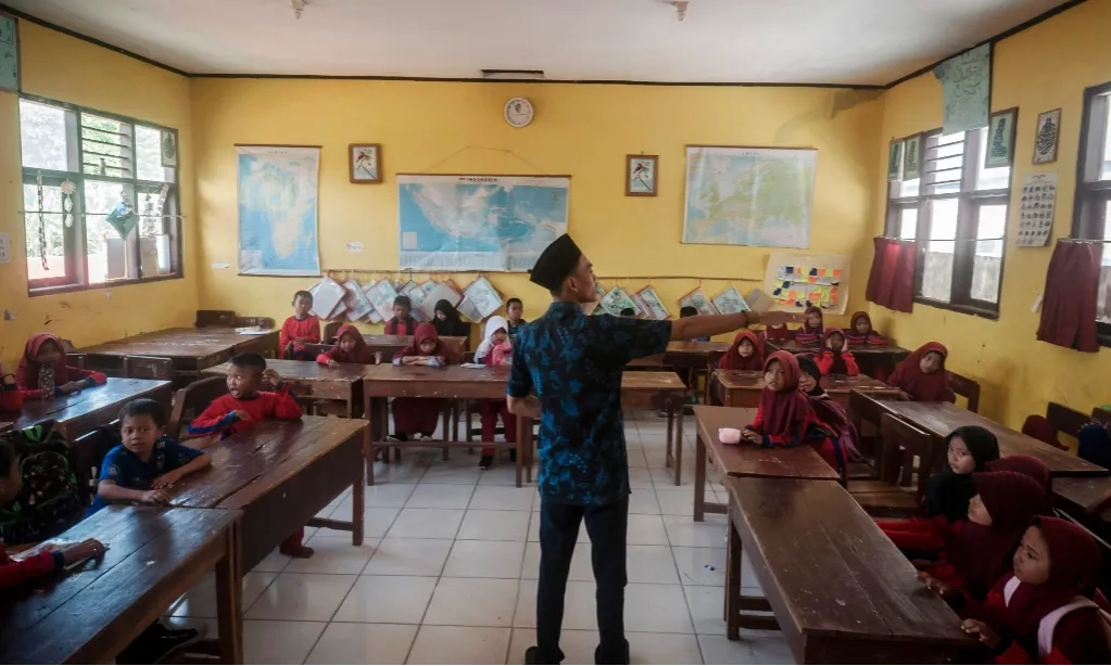 <p id="isPasted">P2G Ungkap Ada PHK Besar-besaran Terhadap Guru Honorer</p>