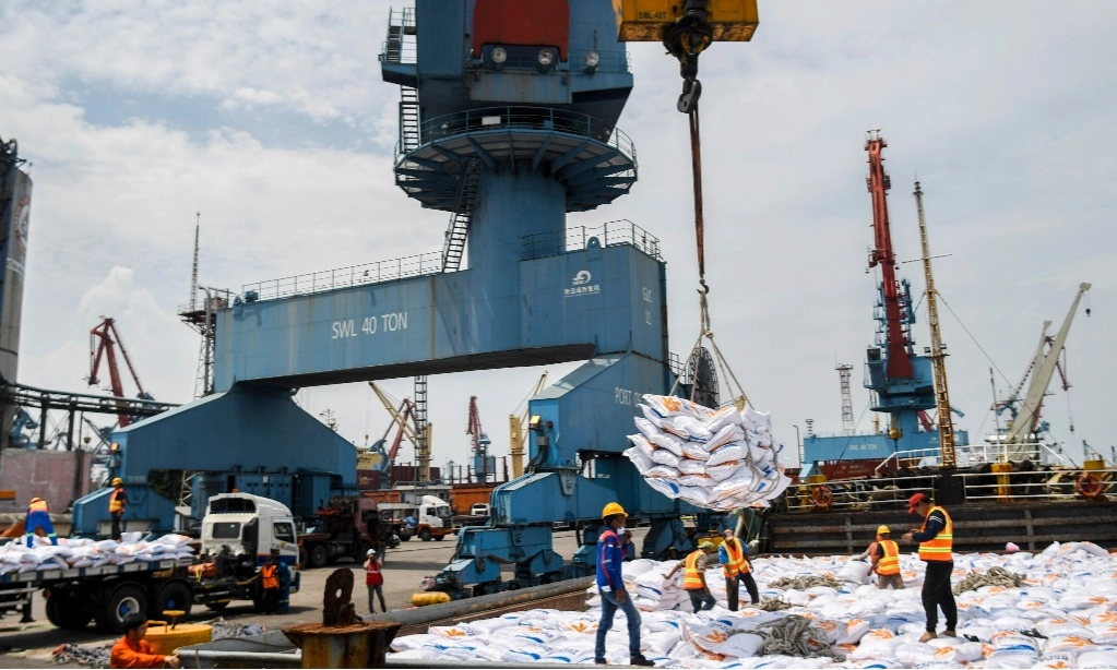 <p id="isPasted">Bapanas Sebut Realisasi Beras Impor Januari-Mei 2,2 Juta Ton</p>