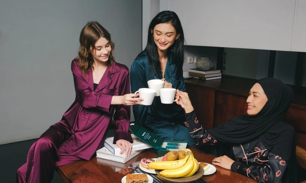 <p>Koleksi SROJA x TJ By Tata Janeeta Terinspirasi Dari <em>Makeup</em></p>