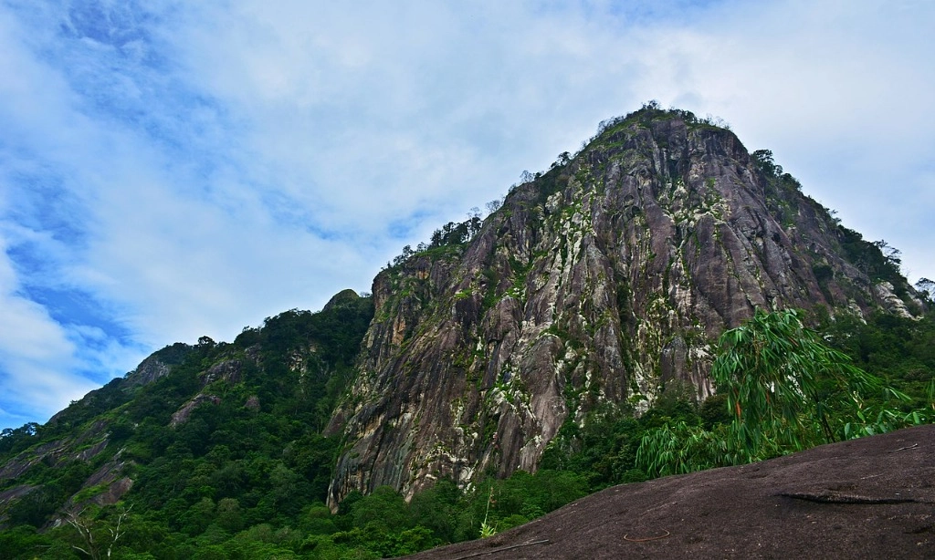 <p>Gunung Parang, Wisata Panjat Tebing Dan Jejak Kerajaan Pajajaran </p>