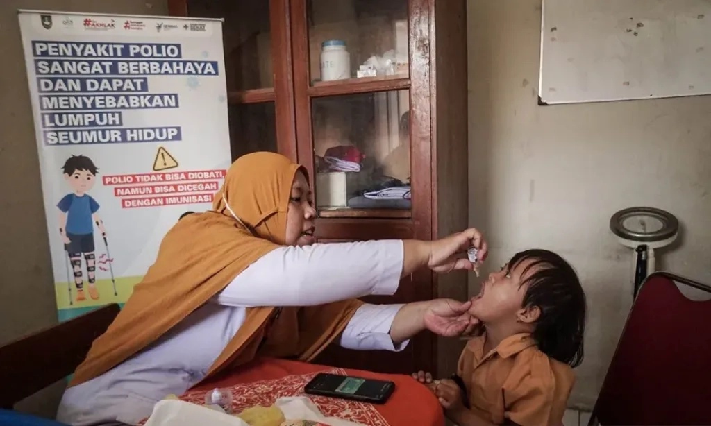 <p>Imunisasi Tak Lengkap, Anak Berpotensi Kena Polio</p>