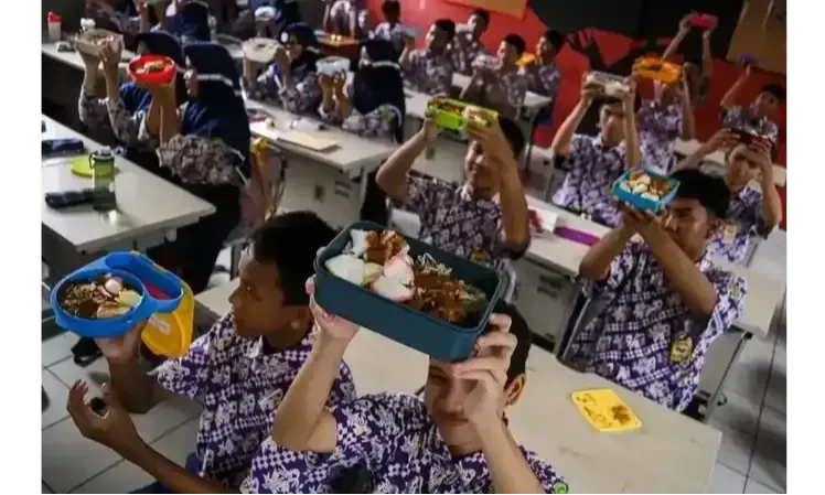 <p>Ekonom Dorong Pemerintah Sunat Anggaran Makan Pejabat Untuk Sukseskan MBG</p>