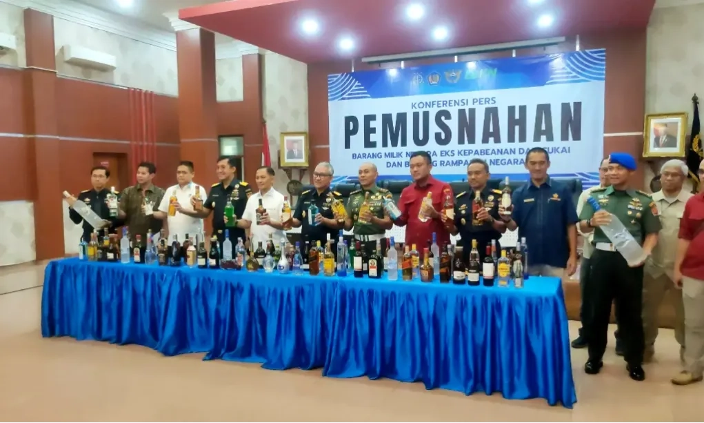 <p>DJBC Musnahkan Minuman Beralkohol Dan Rokok Ilegal Senilai Rp165 Miliar</p>