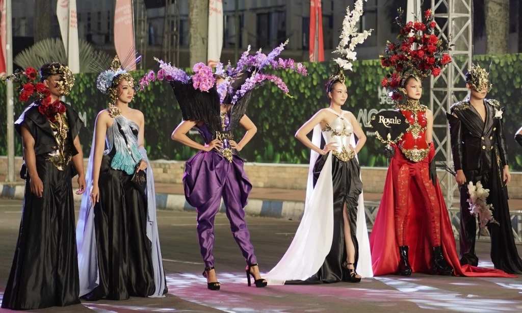 <p>Royale Parfume Gandeng Desainer Lokal Di JFC 2024</p>