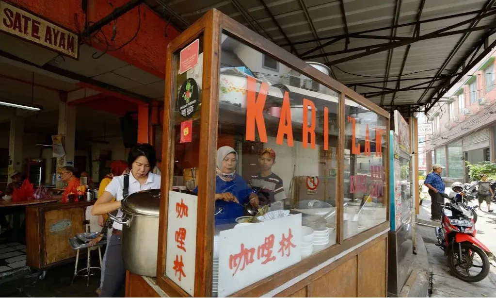 <p>Menikmati Kari Medan Legendaris Di Gang Gloria Glodok</p>