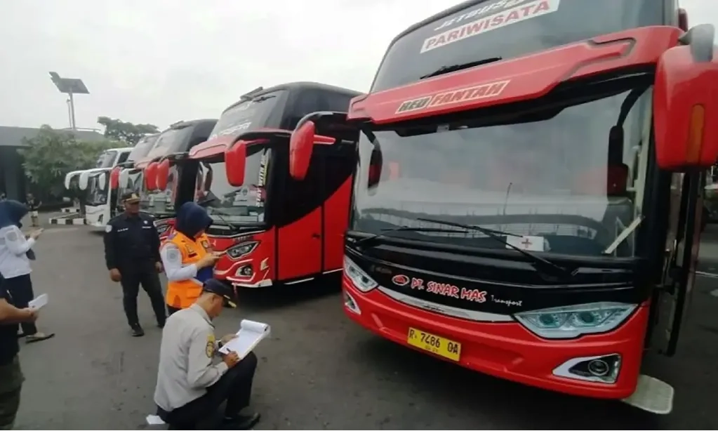 <p>Bukan Mobil Rental, Kemensetneg Siapkan Bus Untuk Tamu Undangan Upacara Di IKN</p>