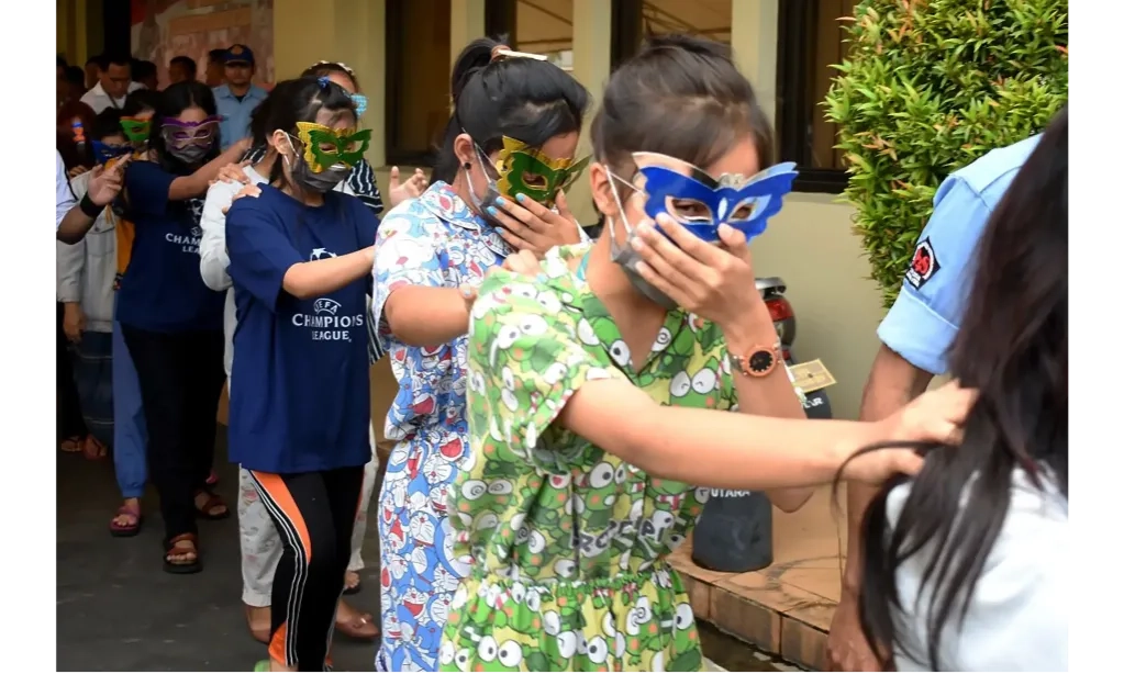 <p id="isPasted">Mirisnya Penjaja Cinta Berusia Belia</p>