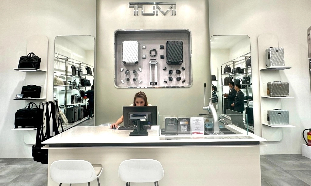 <p>Konsep Langit-langit Dan Landasan Pacu <em>Boulevard</em> Di Gerai Tumi</p>