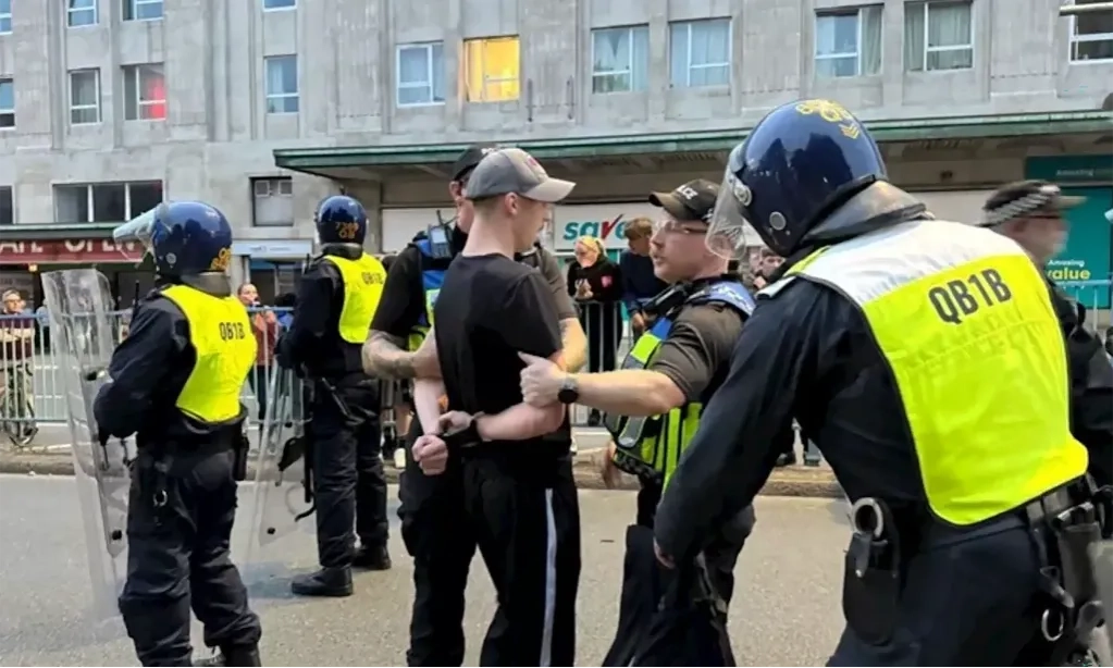 <p>Kerusuhan Anti-Imigran Di Inggris, Kemenlu Minta WNI Waspada</p>