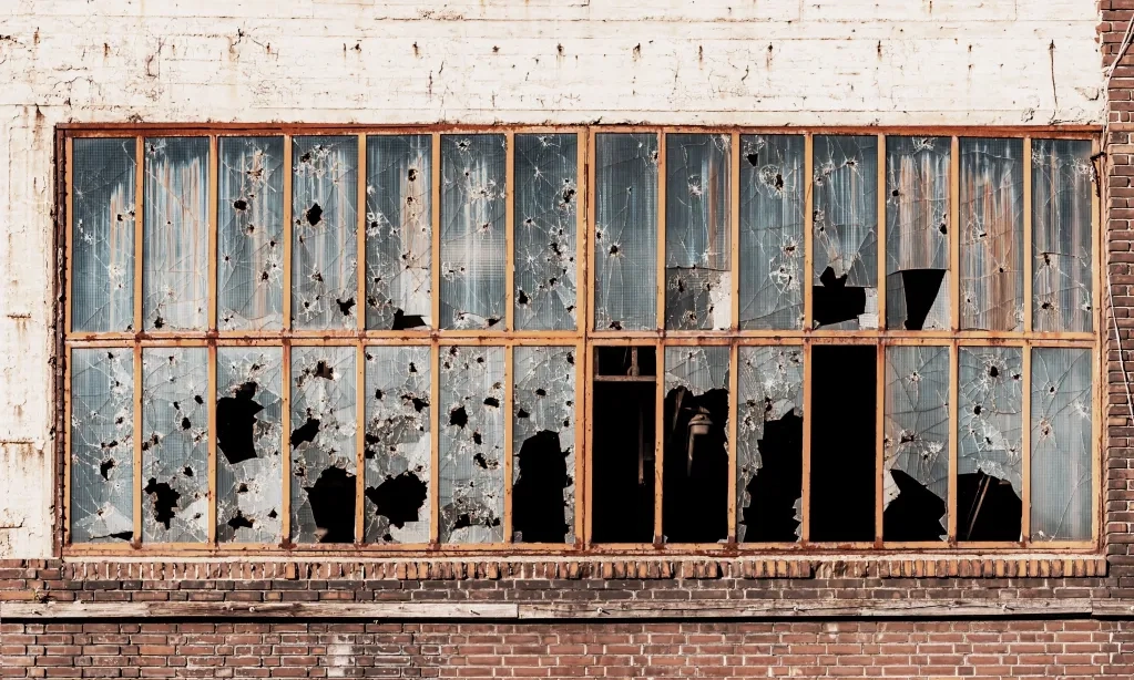 <p><em>Broken Windows Theory</em>: Ketidakteraturan Mendorong Kejahatan</p>