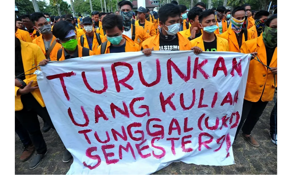 <p>Celios: Ekonomi Kelas Menengah Kini Terjerat Tingginya Biaya Pendidikan</p>