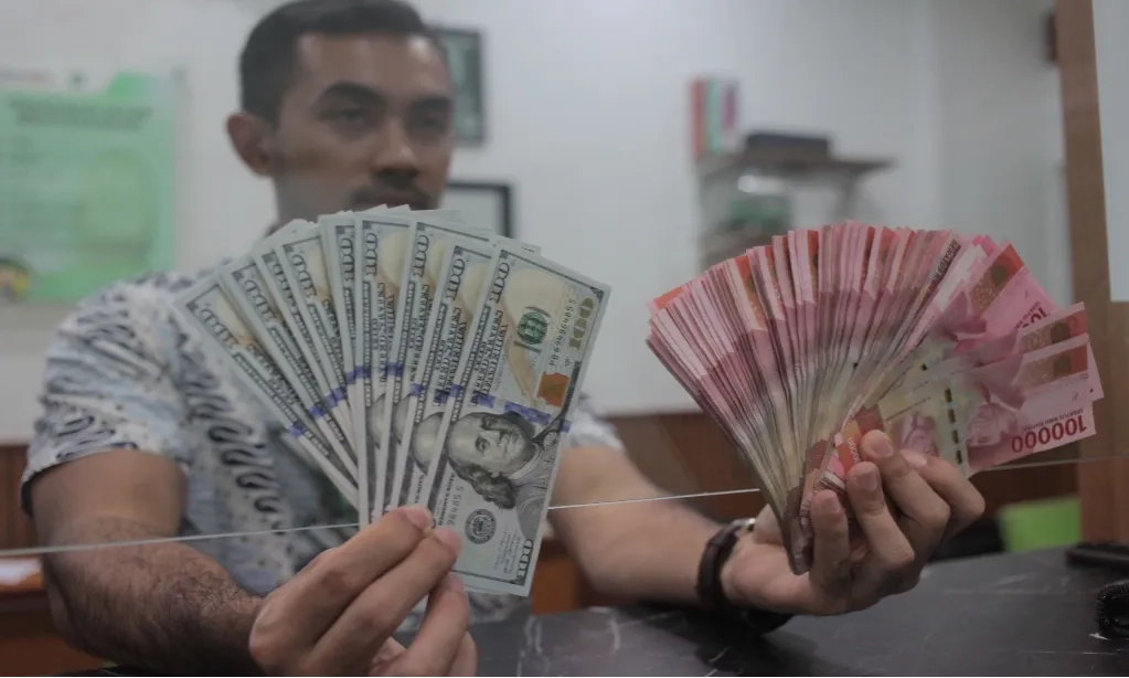 <p id="isPasted">Danamon Ramal Rupiah Bisa Sentuh 15.800-an Hingga Akhir Tahun</p>