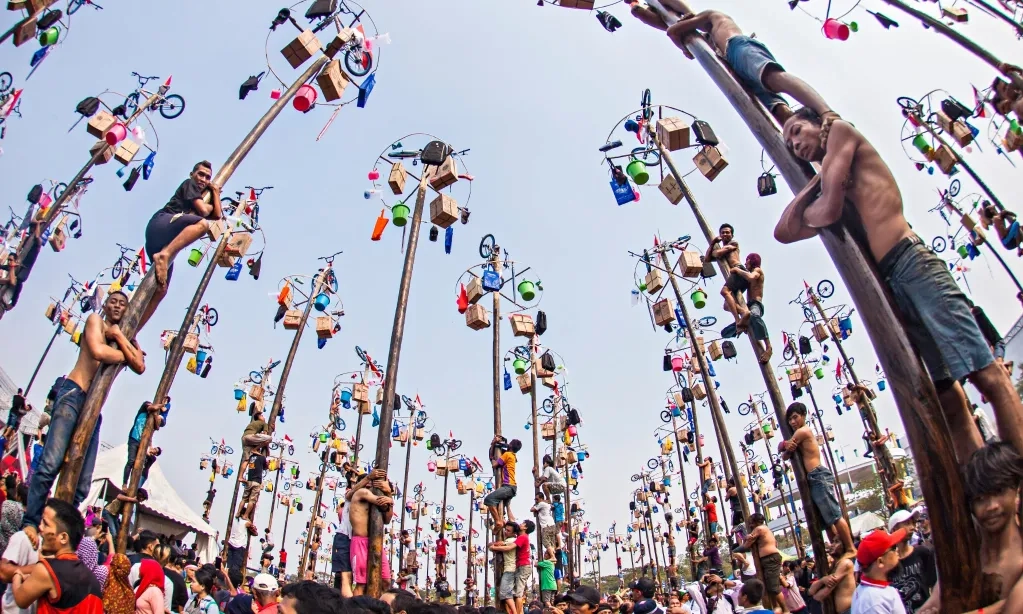 <p>Sejarah Dan Filosofi Tradisi Panjat Pinang</p>