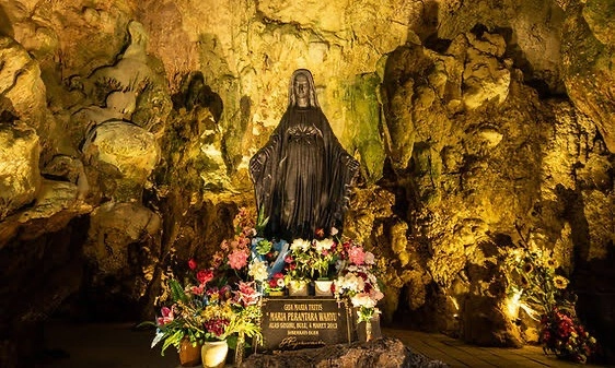 <p>Mengagumi Kemegahan Gua Maria Tritis Di Gunungkidul</p>