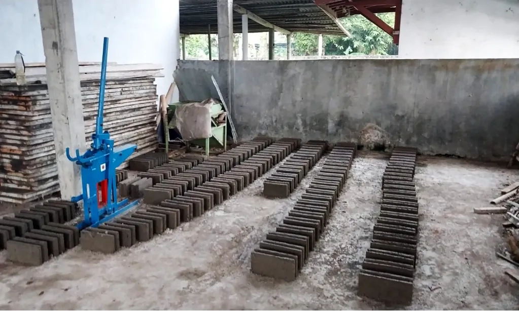 <p>Mahasiswa UGM Sulap Kotoran Sapi Jadi Batako</p>