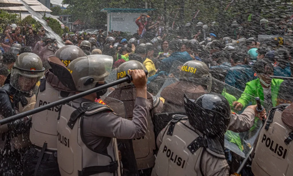 <p><b id="isPasted">Kekerasan Aparat Terhadap Massa Aksi Bertentangan Dengan Konstitusi&nbsp;</b></p>