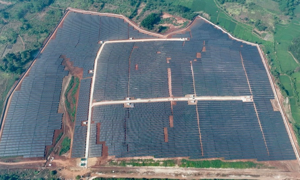 <p id="isPasted">PLN Resmikan Operasional PLTS <em>Ground-Mounted</em> Terbesar Di Nusantara</p>