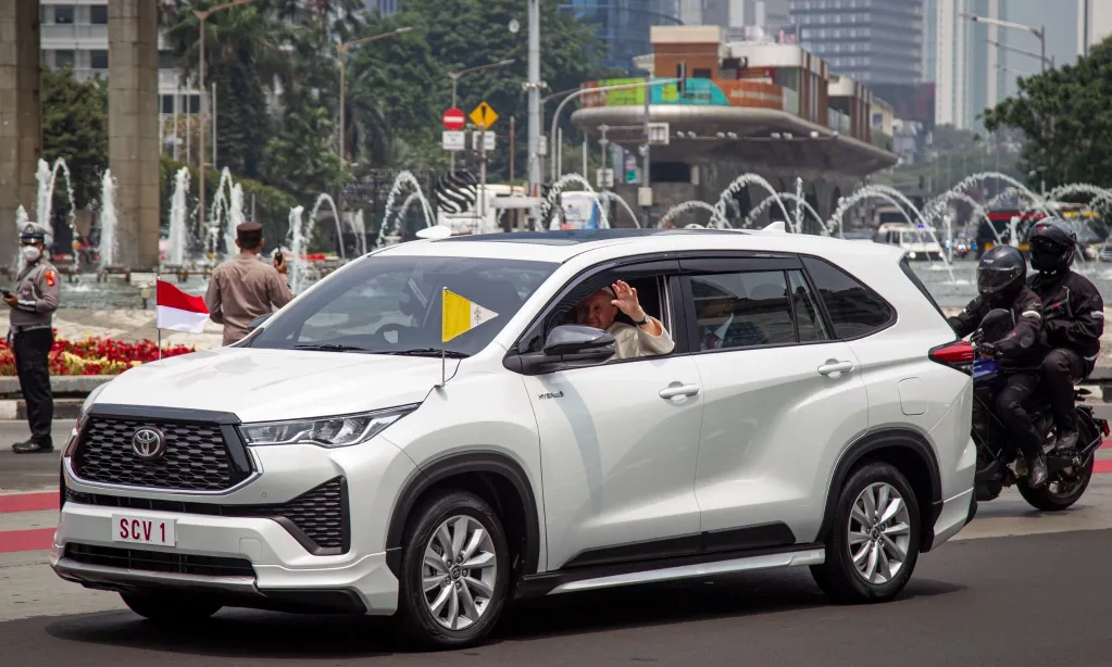 <p>Penjelasan Kemenag Terkait Imbauan <em>Running Text&nbsp;</em>Azan Magrib Saat Misa Akbar</p>