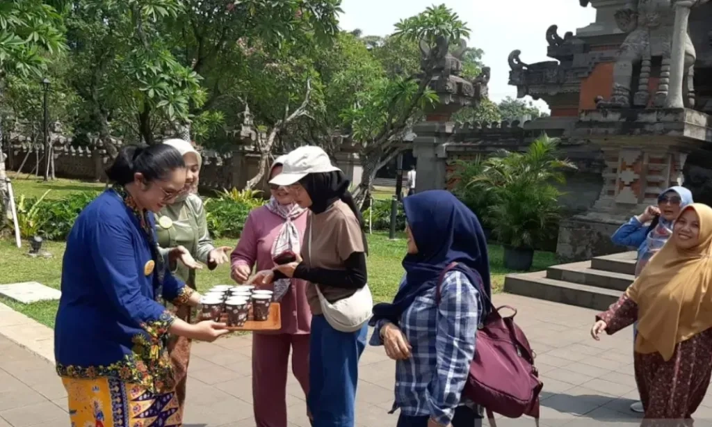 <p id="isPasted">Hari Pelanggan Nasional, TMII Gelar Diskon Dan Promo Menarik</p>