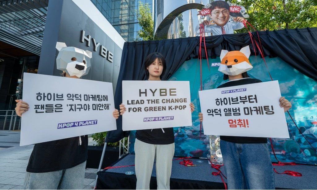 <p>Kpopers Lakukan Aksi Kreatif Dorong Kurangi Sampah Album Plastik </p>