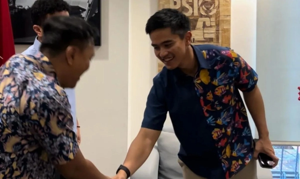 <p>Kaesang Muncul ke Publik</p>