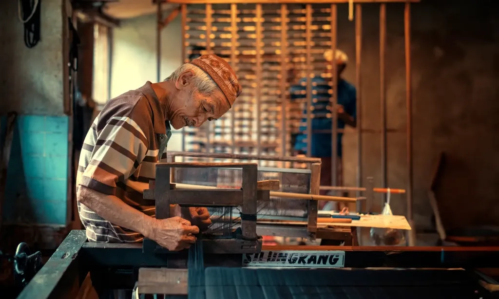 <p>Songket Silungkang, Simbol Status Sosial Masyarakat Minang</p>