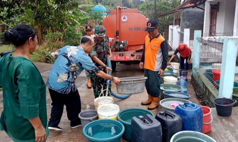 <p>BPBD Beri Bantuan Air Ke Puluhan Ribu Warga Cilacap</p>