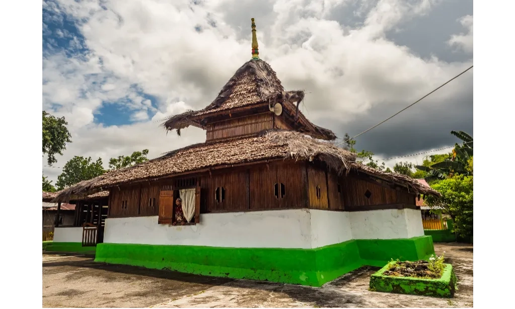 <p>Masjid Tua Wapauwe, Jejak Islam Berusia 6 Abad Di Ambon</p>
