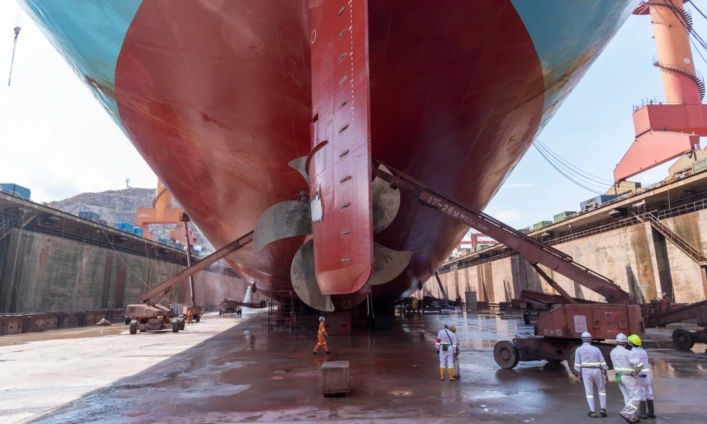 <p id="isPasted">Mengapa Lambung Kapal Berwarna Merah?</p>