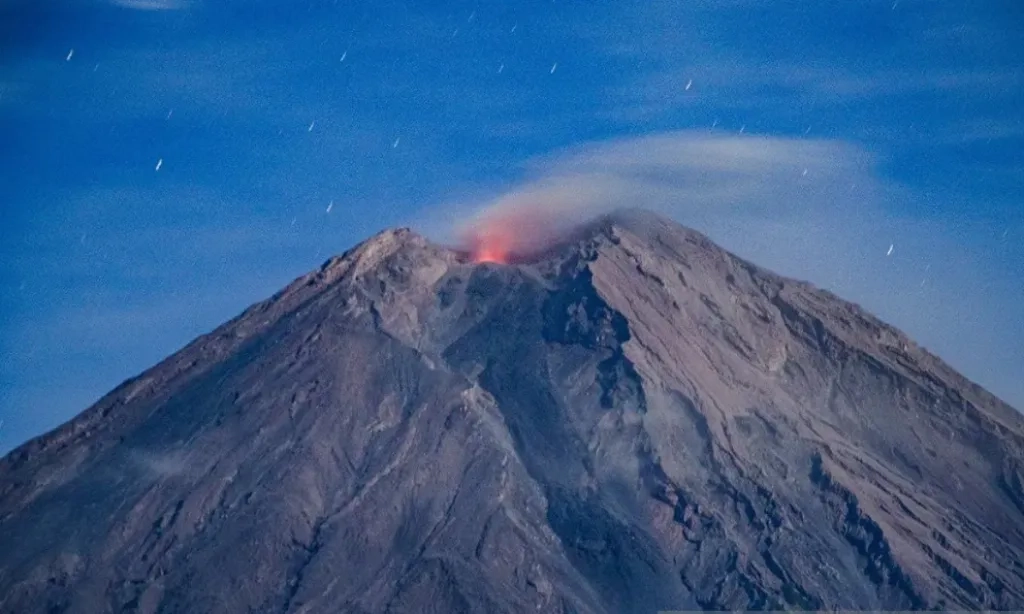 <p>Gunung Semeru Erupsi Hingga Sembilan Kali Jumat (20/9) Pagi</p>