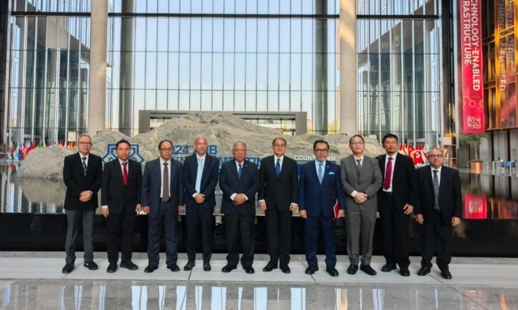 <p>Menteri PUPR Bahas Peluang Kerja Sama Dengan Bank Investasi Infrastruktur Asia</p>